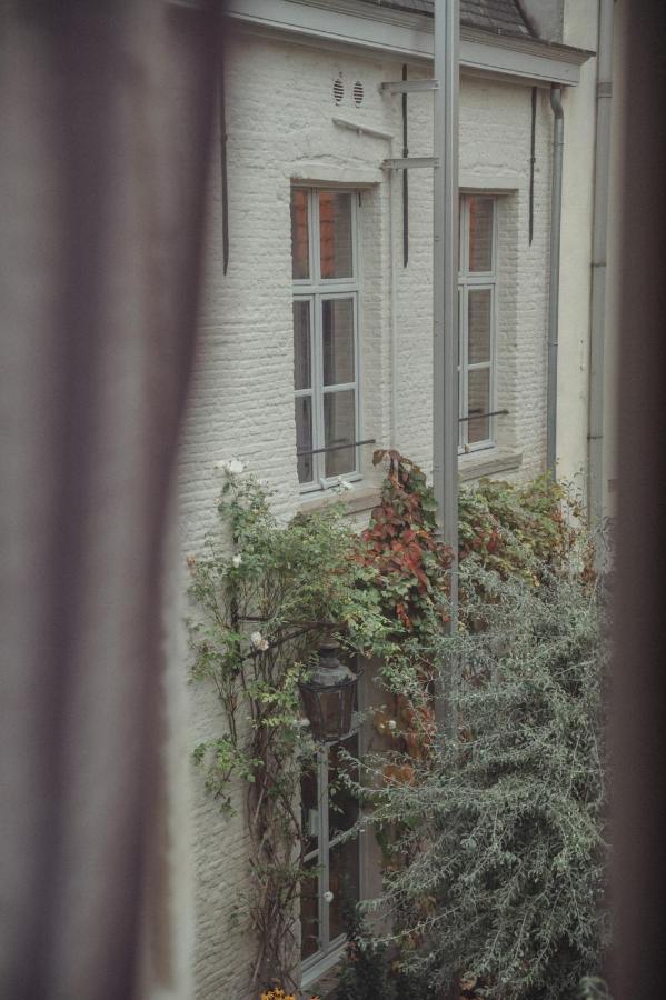 Flora Hotel *